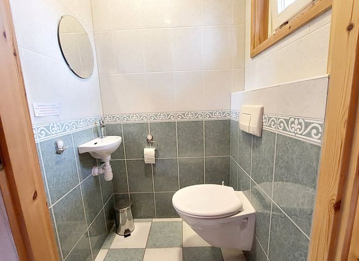 Ruime binnenruimte van Huisje in Ermelo met houten interieur en veel daglicht, ideaal voor een ontspannen verblijf.