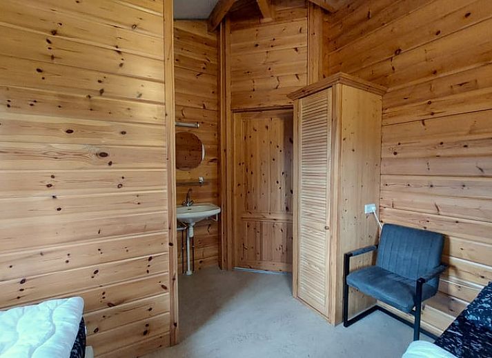 Gezellige zithoek in Huisje in Ermelo, perfect voor ontspanning na een dag in de Veluwse bossen.