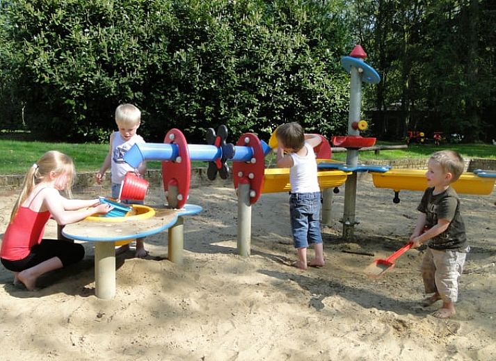 Stijlvolle keuken in Huisje in Ermelo, compleet uitgerust voor een comfortabel verblijf in de Veluwe.
