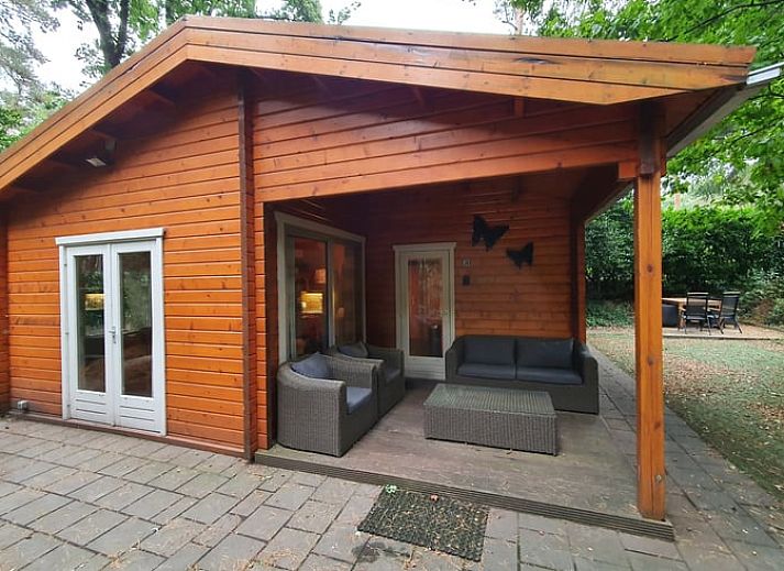 Veranda des Ferienhauses in Ermelo in der Veluwe, Gelderland, mit bequemen Sitzgelegenheiten.