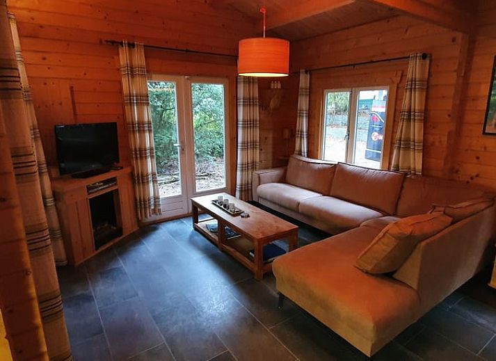 Veranda des Ferienhauses in Ermelo in der Veluwe, Gelderland, mit bequemen Sitzgelegenheiten.