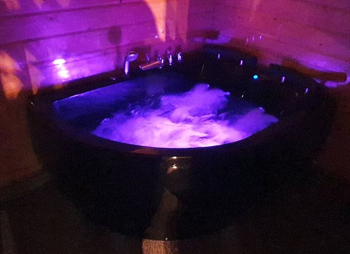 Veranda des Ferienhauses in Ermelo in der Veluwe, Gelderland, mit bequemen Sitzgelegenheiten.