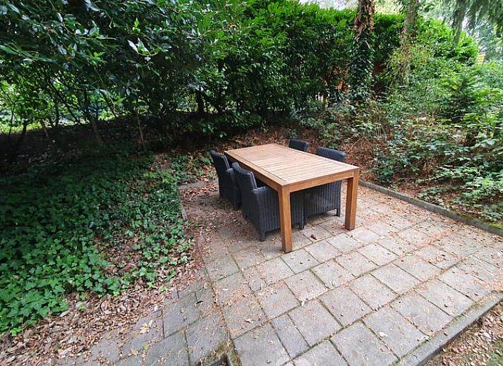 Veranda des Ferienhauses in Ermelo in der Veluwe, Gelderland, mit bequemen Sitzgelegenheiten.