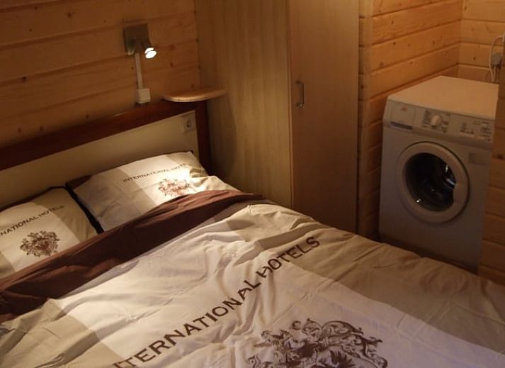 Gemuetliches Wohnzimmer des Ferienhauses in Ermelo, Veluwe, mit Blick auf die Natur.