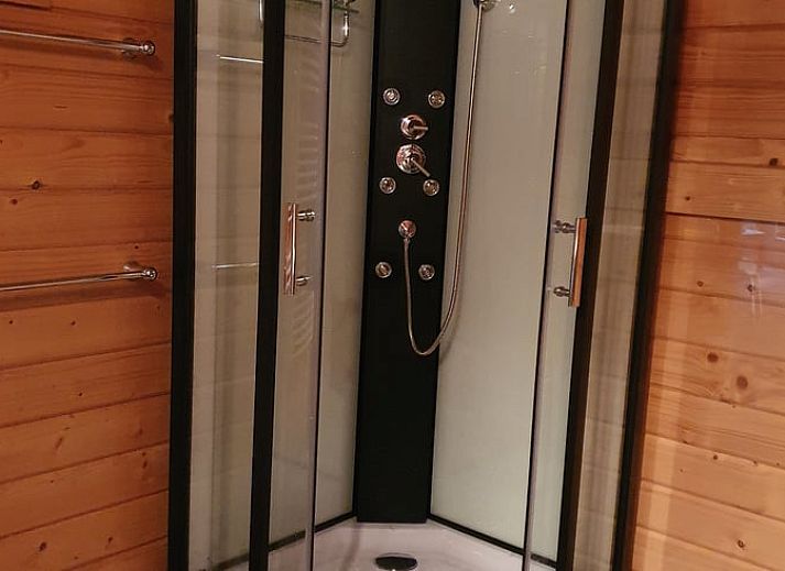 Gemuetliches Wohnzimmer des Ferienhauses in Ermelo, Veluwe, mit Blick auf die Natur.