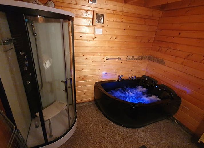 Gemuetliches Wohnzimmer des Ferienhauses in Ermelo, Veluwe, mit Blick auf die Natur.