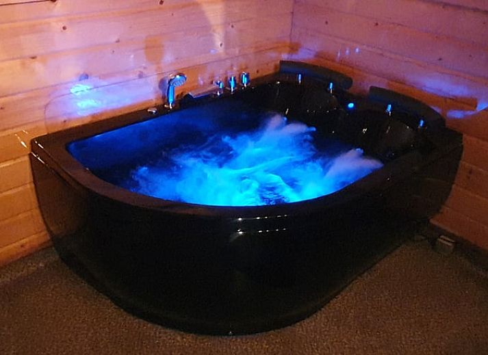 Luxurioeser Whirlpool im Ferienhaus in Ermelo, Veluwe, fuer ultimative Entspannung.