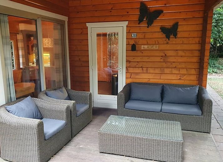 Aussenterrasse im Ferienhaus in Ermelo, Veluwe, umgeben von gruener Natur.