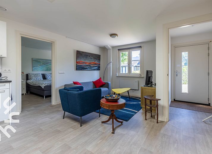 Vakantiehuis DG1560 in Ermelo, Veluwe, Gelderland met zonnig terras en comfortabele stoelen omgeven door groene natuur.