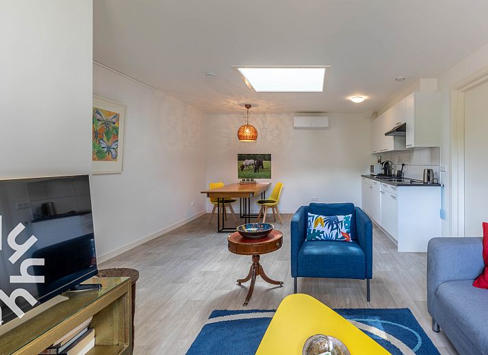 Ingang van vakantiehuis DG1560 in Ermelo, Veluwe, Gelderland, omgeven door groene hagen en schaduwrijke bomen.