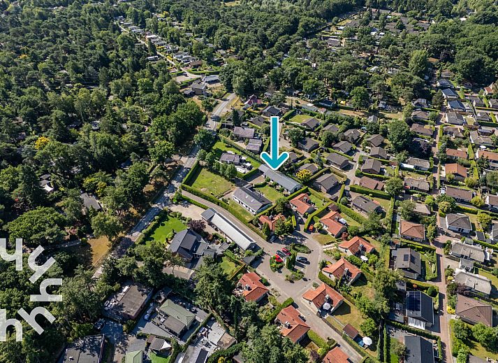 Binnenruimte van vakantiehuis DG1560 in Ermelo, Veluwe, Gelderland met moderne inrichting en gezellige zithoek.