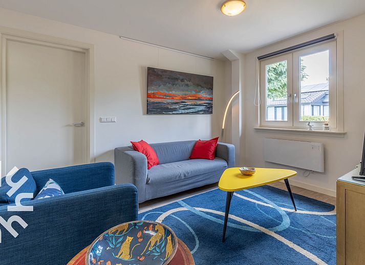 Binnenruimte van vakantiehuis DG1560 in Ermelo, Veluwe, Gelderland met moderne inrichting en gezellige zithoek.