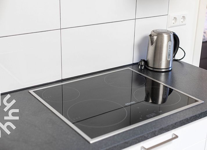 Gezellige binnenruimte van vakantiehuis DG1560 in Ermelo, Veluwe, Gelderland met kleurrijke inrichting en uitzicht op de natuur.