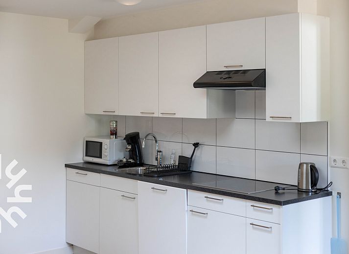 Gezellige binnenruimte van vakantiehuis DG1560 in Ermelo, Veluwe, Gelderland met kleurrijke inrichting en uitzicht op de natuur.