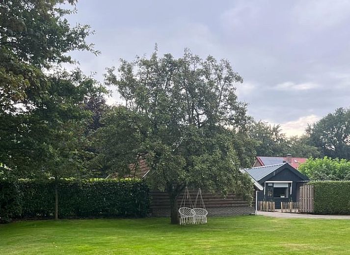 Geniet van het gezellige terras bij Vakantiehuisje in Ermelo, gelegen in de Veluwe, Gelderland, voor een ontspannen verblijf in de natuur.