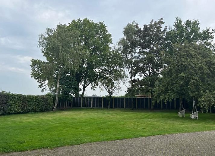 Geniet van het gezellige terras bij Vakantiehuisje in Ermelo, gelegen in de Veluwe, Gelderland, voor een ontspannen verblijf in de natuur.