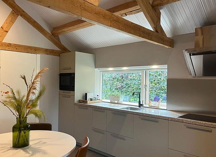 Geniet van het terras bij Vakantiehuisje in Ermelo, Veluwe, Gelderland. Ontspan in de buitenlucht bij deze gezellige vakantiewoning.