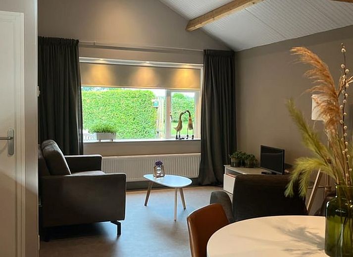 Geniet van het terras bij Vakantiehuisje in Ermelo, Veluwe, Gelderland. Ontspan in de buitenlucht bij deze gezellige vakantiewoning.