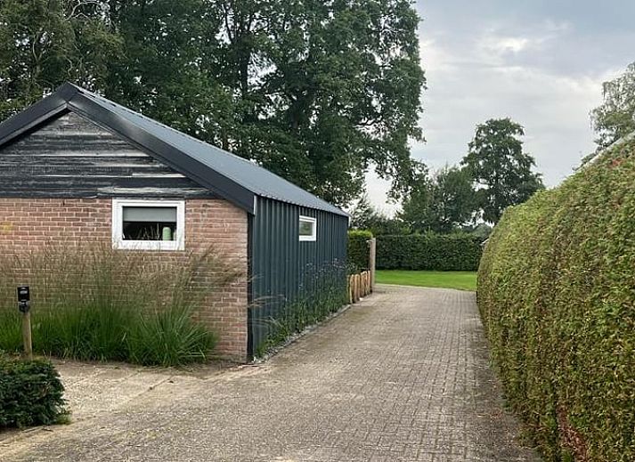 Geniet van het terras bij Vakantiehuisje in Ermelo, Veluwe, Gelderland. Ontspan in de buitenlucht bij deze gezellige vakantiewoning.