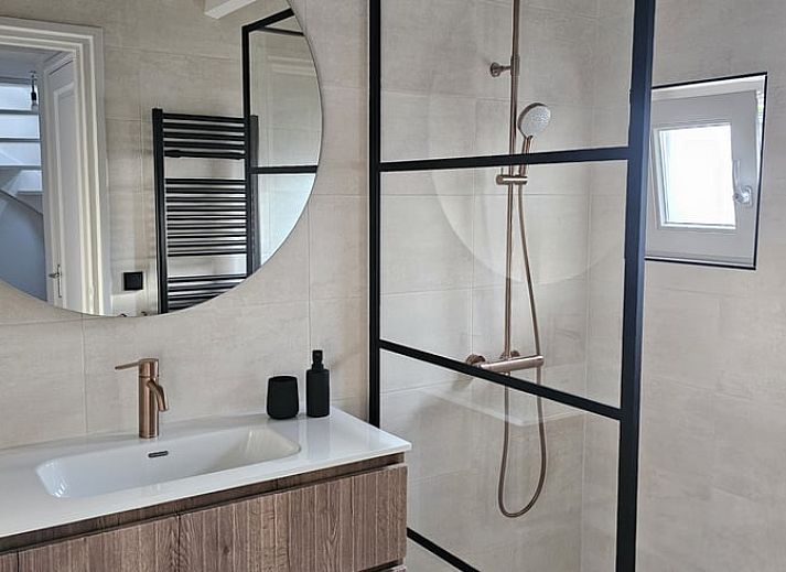 Charmantes Ferienhaus in Ermelo, Veluwe, Gelderland, umgeben von Natur mit einem einladenden Eingang und rustikaler Architektur.