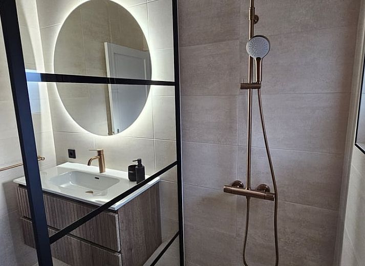 Charmantes Ferienhaus in Ermelo, Veluwe, Gelderland, umgeben von Natur mit einem einladenden Eingang und rustikaler Architektur.