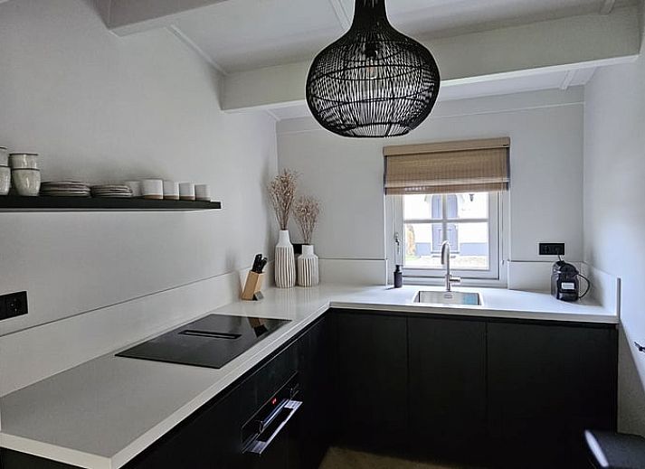 Geniessen Sie den ruhigen Garten mit Terrasse im Ferienhaus in Ermelo, Veluwe, Gelderland. Perfekt fuer einen erholsamen Aufenthalt in der Natur.