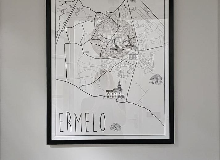 Geniessen Sie den ruhigen Garten mit Terrasse im Ferienhaus in Ermelo, Veluwe, Gelderland. Perfekt fuer einen erholsamen Aufenthalt in der Natur.