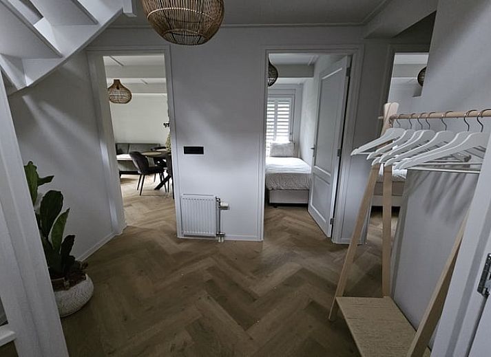 Modernes Badezimmer im Ferienhaus in Ermelo, Veluwe, Gelderland mit stilvoller Dusche und Waschbecken, ideal fuer einen entspannten Aufenthalt.