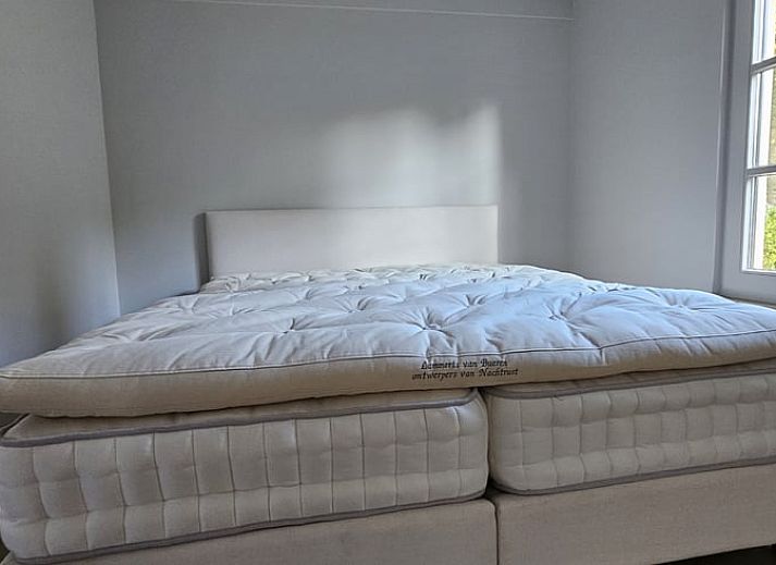 Modernes Badezimmer im Ferienhaus in Ermelo, Veluwe, Gelderland mit stilvoller Dusche und Waschbecken, ideal fuer einen entspannten Aufenthalt.