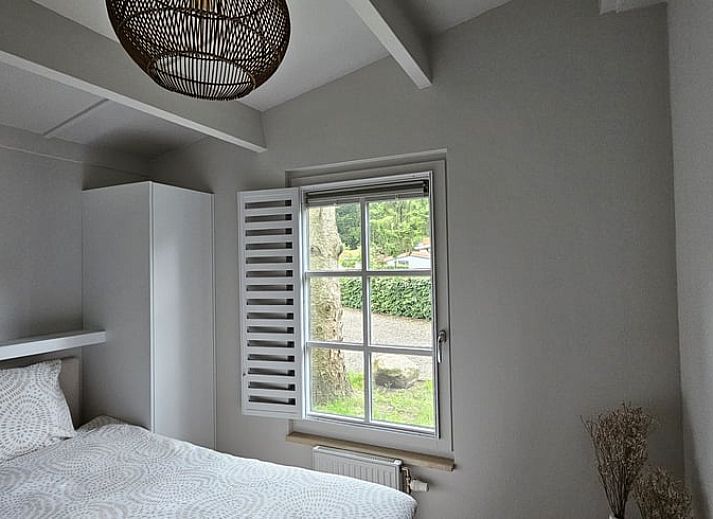 Modernes Badezimmer im Ferienhaus in Ermelo, Veluwe, Gelderland mit stilvoller Dusche und Waschbecken, ideal fuer einen entspannten Aufenthalt.