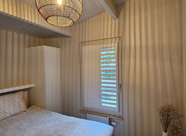 Modernes Badezimmer im Ferienhaus in Ermelo, Veluwe, Gelderland mit stilvoller Dusche und Waschbecken, ideal fuer einen entspannten Aufenthalt.