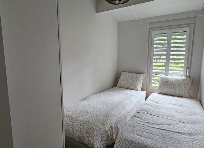 Modernes Badezimmer im Ferienhaus in Ermelo, Veluwe, mit stilvoller Dusche und Waschbecken im Luxus-Ferienhaus in Gelderland.