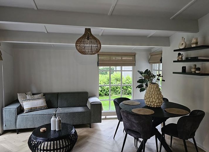 Modernes Badezimmer im Ferienhaus in Ermelo, Veluwe, mit stilvoller Dusche und Waschbecken im Luxus-Ferienhaus in Gelderland.