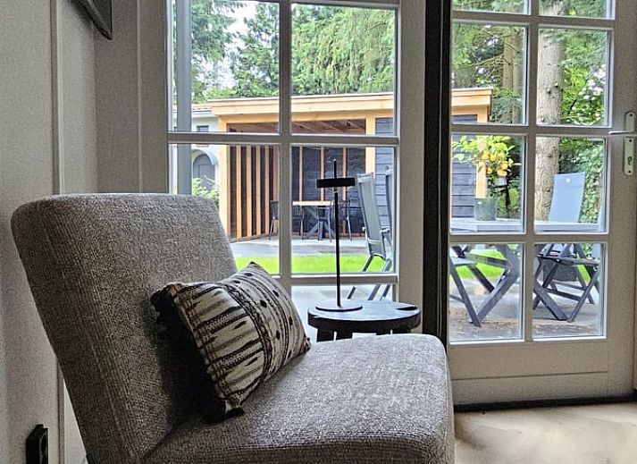 Modernes Badezimmer im Ferienhaus in Ermelo, Veluwe, mit stilvoller Dusche und Waschbecken im Luxus-Ferienhaus in Gelderland.