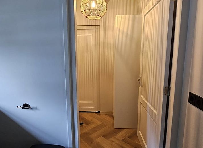 Modernes Badezimmer im Ferienhaus in Ermelo, Veluwe, mit stilvoller Dusche und Waschbecken im Luxus-Ferienhaus in Gelderland.