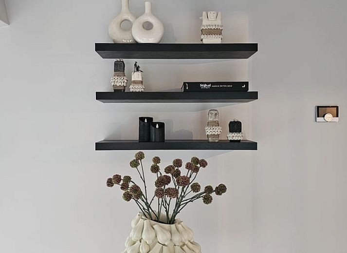 Stilvolle Kueche im Ferienhaus in Ermelo, Veluwe, Gelderland mit moderner Einrichtung und natuerlichem Licht durch das Fenster.