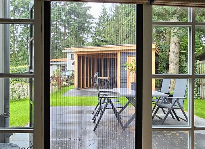 Stilvolle Kueche im Ferienhaus in Ermelo, Veluwe, Gelderland mit moderner Einrichtung und natuerlichem Licht durch das Fenster.