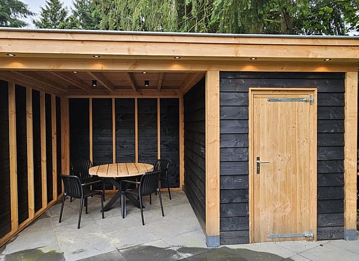 Stilvolle Kueche im Ferienhaus in Ermelo, Veluwe, Gelderland mit moderner Einrichtung und natuerlichem Licht durch das Fenster.