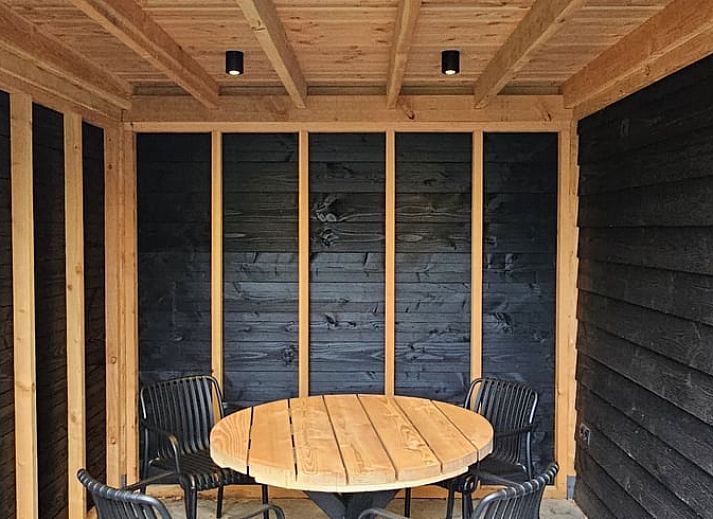 Stilvolle Kueche im Ferienhaus in Ermelo, Veluwe, Gelderland mit moderner Einrichtung und natuerlichem Licht durch das Fenster.