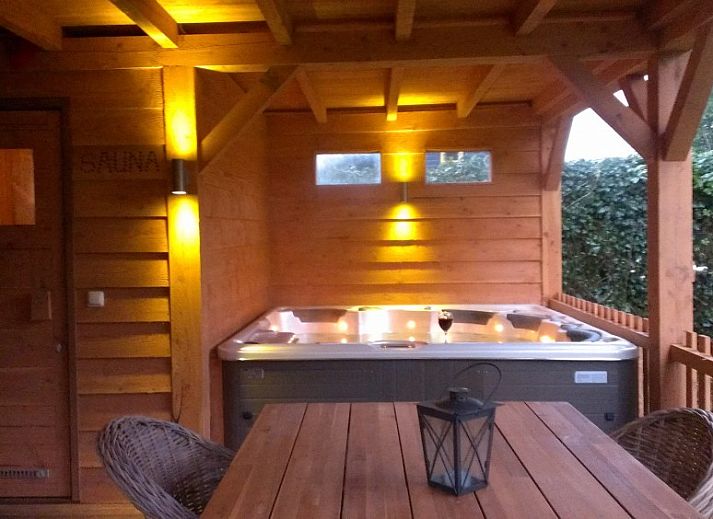 Gemuetliche Veranda mit Jacuzzi und Kamin in De Leuvenhorst/Haspel in Ermelo, Veluwe. Perfektes Ferienhaus zum Entspannen.