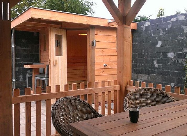 Gemuetliche Veranda mit Jacuzzi und Kamin in De Leuvenhorst/Haspel in Ermelo, Veluwe. Perfektes Ferienhaus zum Entspannen.