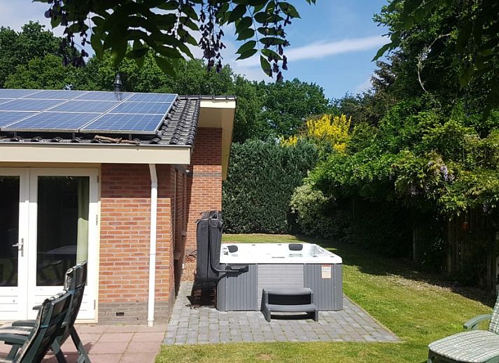 Gemuetliche Veranda mit Jacuzzi und Kamin in De Leuvenhorst/Haspel in Ermelo, Veluwe. Perfektes Ferienhaus zum Entspannen.