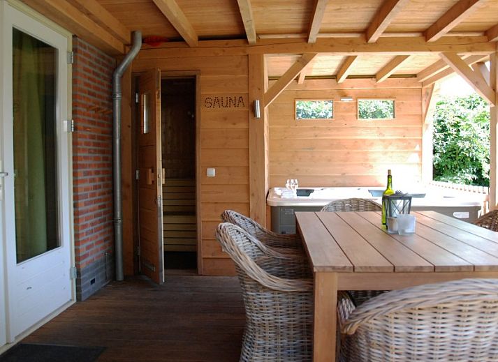 Gemuetliche Veranda mit Jacuzzi und Kamin in De Leuvenhorst/Haspel in Ermelo, Veluwe. Perfektes Ferienhaus zum Entspannen.