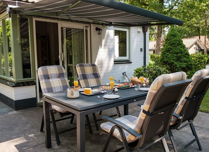 Cottage in Ermelo, vacation home in the Veluwe, Gelderland. Enjoy the serene garden and green surroundings for a relaxing stay.