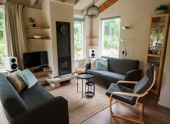 Cottage in Ermelo, vacation home in the Veluwe, Gelderland. Enjoy the serene garden and green surroundings for a relaxing stay.