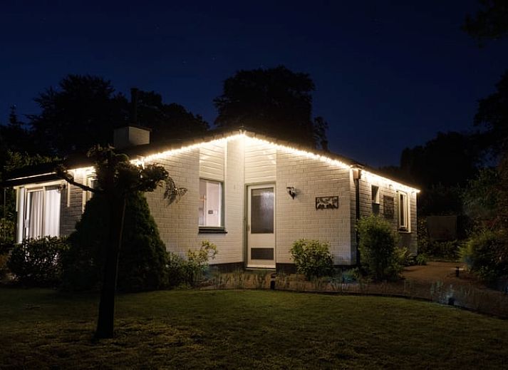Cozy living room in a cottage in Ermelo, Veluwe, with comfortable sofas and views of the green countryside of Gelderland.