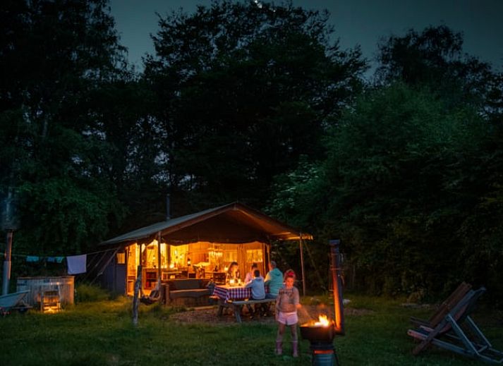 Gezellige veranda bij Huisje in Ermelo, vakantiehuis op de Veluwe, Gelderland.
