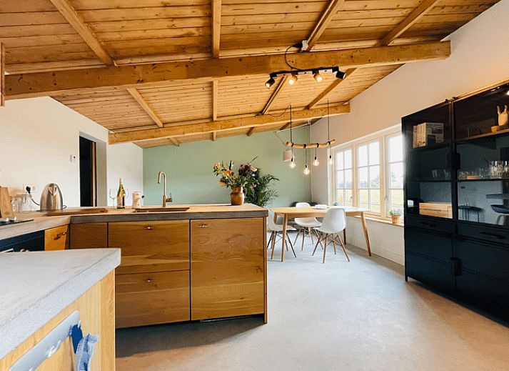 Ferienhaus in Ermelo mit Holzterrasse und gruener Umgebung, Veluwe, Gelderland.