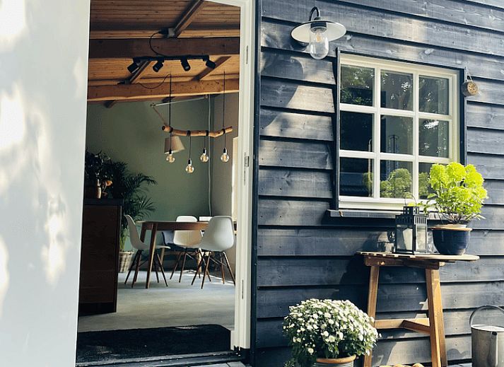 Ferienhaus in Ermelo mit Holzterrasse und gruener Umgebung, Veluwe, Gelderland.