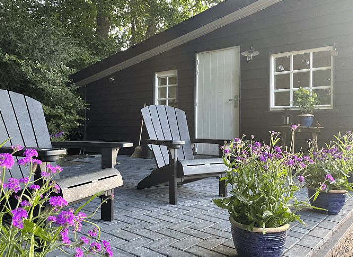 Moderne Kueche im Ferienhaus in Ermelo, Veluwe, Gelderland mit Holzdecke.